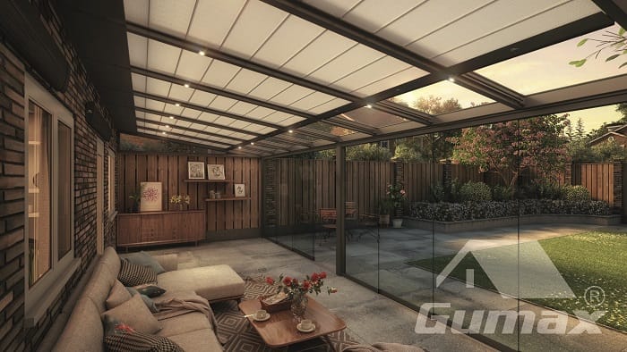 Terrassenüberdachung in Anthrazit mit Glasschiebetüren und integriertem Sonnenschutz
