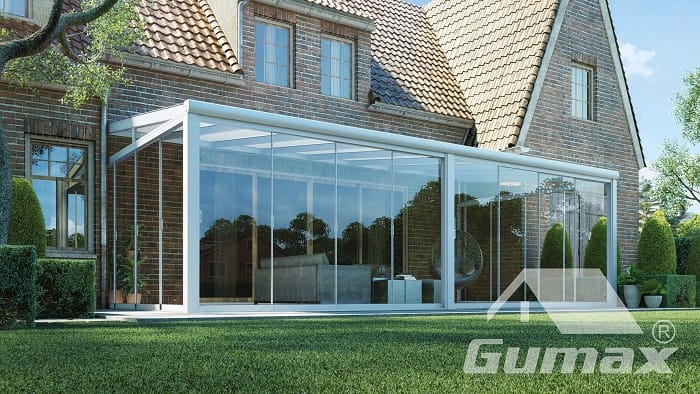 Weiße Terrassenüberdachung mit Glasschiebewänden von Tuinmaximaal/Gumax