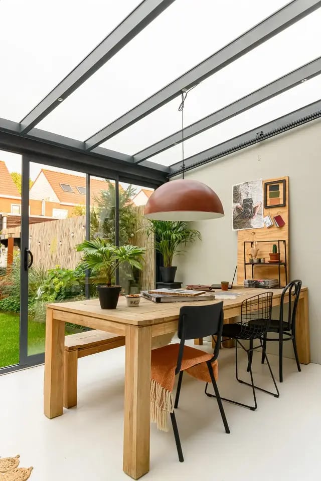 Freistehendes Gartenzimmer mit Glasschiebetür und Terrassenüberdachung
