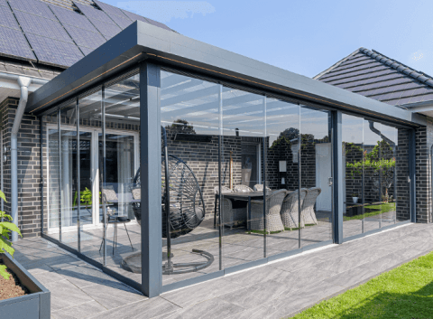 Terrassenüberdachung mit schlankem Flachdach-Profil in heller Farbe