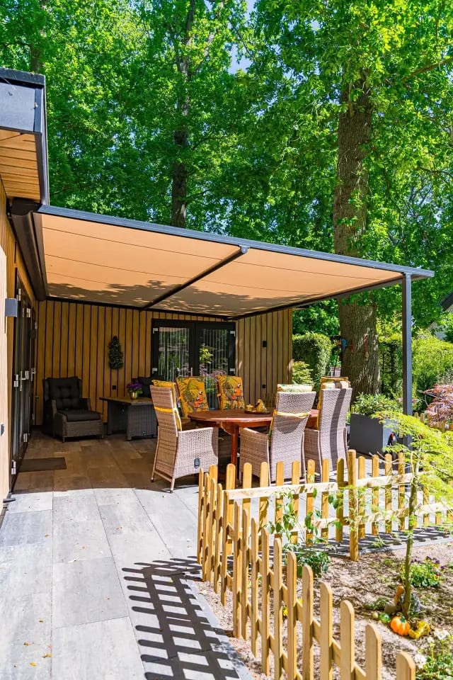 Freistehende Terrassenüberdachung mit eigenen Stützpfosten im Garten