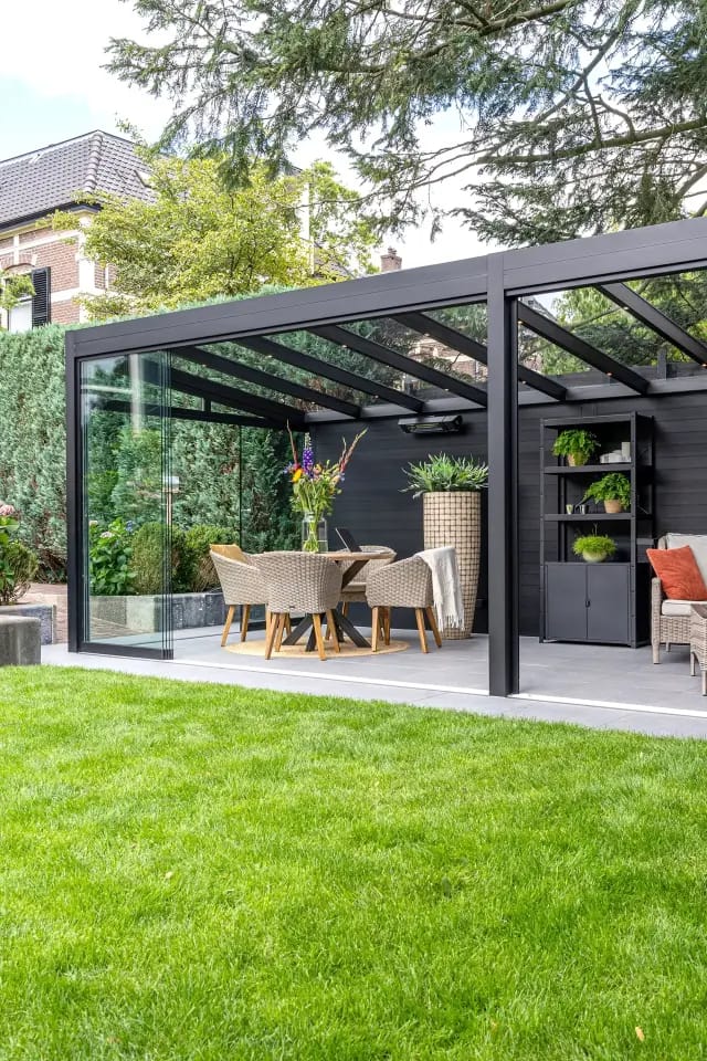 Freistehende Terrassenüberdachung mit Glaswänden als Sichtschutz