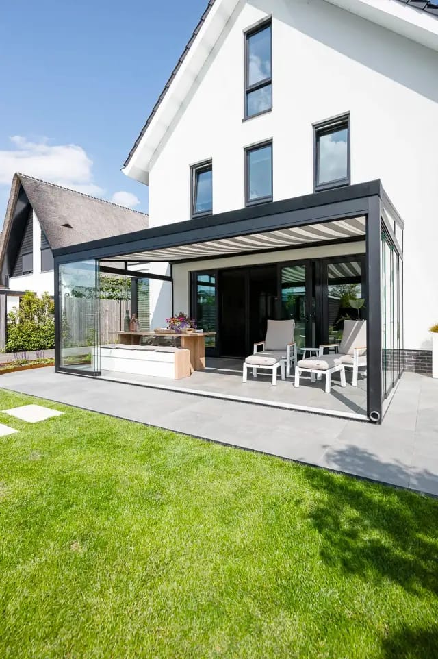 Terrassenüberdachung mit seitlichen Glasschiebewänden (Verasol Profiline)