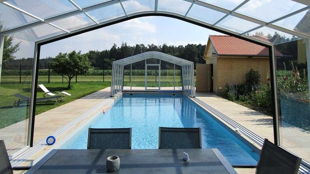 Hohe Schwimmbadüberdachung CARAT Nostalgie mit integriertem Umkleidebereich