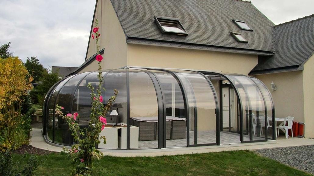 Schiebbare Terrassenüberdachung SAPHIR Perle mit gebogenem Glasdach