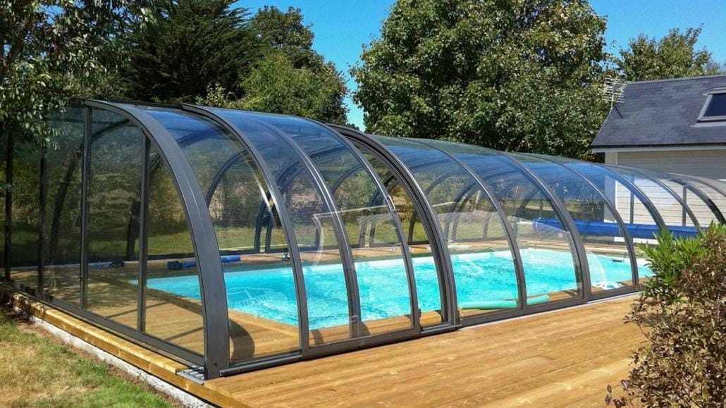 Halbhohe Schwimmbadüberdachung ZENITH über einem Gartenpool