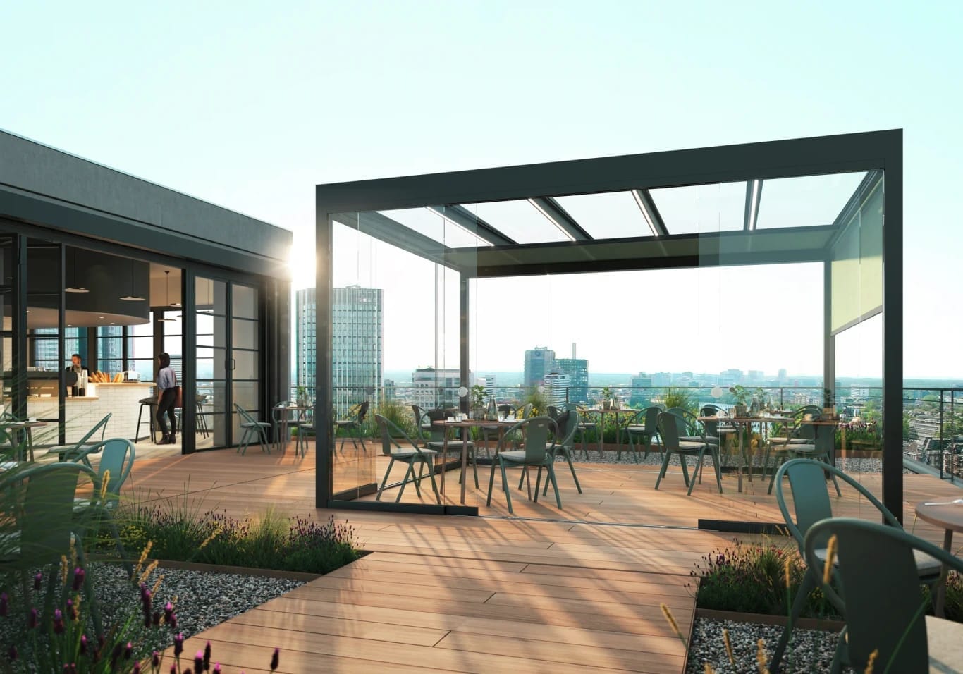 Wintergarten mit hellem Boden und großer Glasfront, Blick auf einen gepflegten Garten