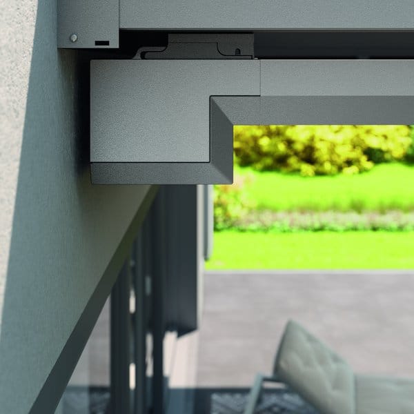 Detailaufnahme eines weinor Aluminium-Profils mit Kassette an einer Hauswand, Blick in den Garten