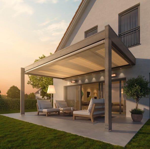Terrassenüberdachung mit Lounge-Sitzgruppe an einem modernen Wohnhaus in der Abenddämmerung (weinor)