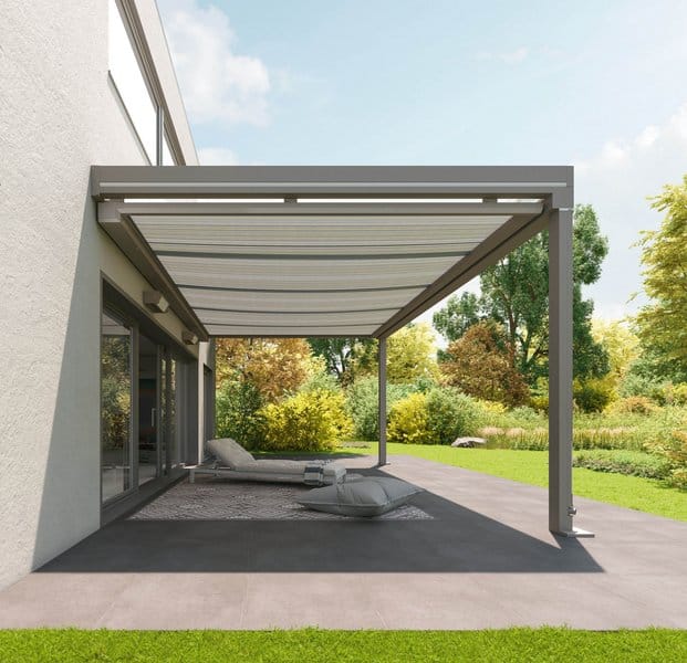 Terrassenbereich mit Loungemöbeln und Sitzkissen unter einem weinor Terrassendach mit ausgefahrener Sottezza-Markise
