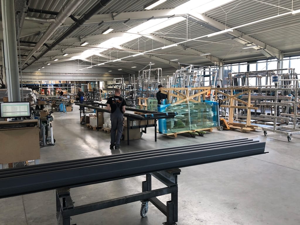 Produktionshalle der WIPRO Manufaktur in Sandersdorf-Brehna mit Aluminiumprofilen und Glasscheiben