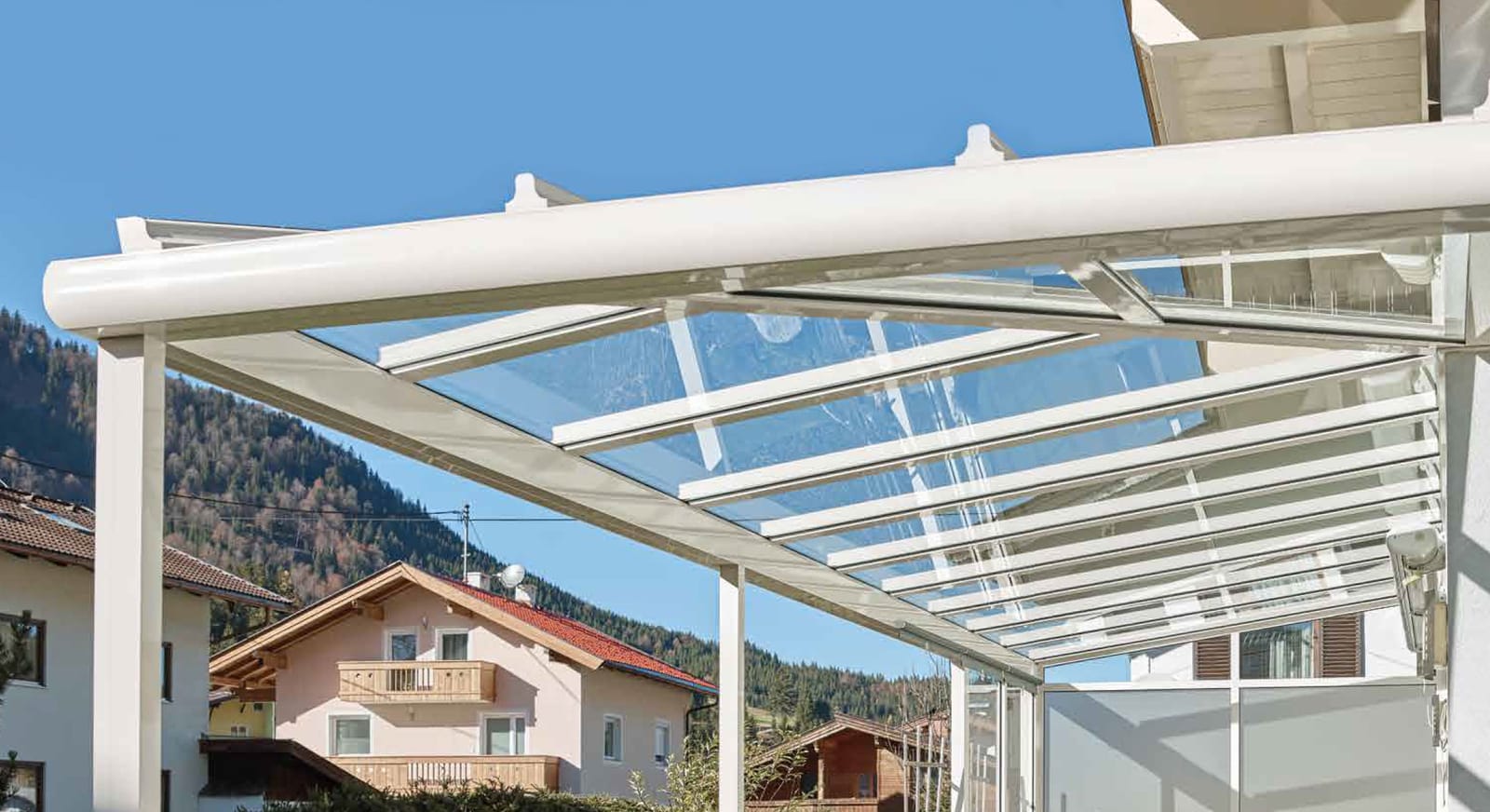 Wipro Paradiso Terrassendach mit Glasdach an einem Haus in den Alpen, Bergpanorama im Hintergrund